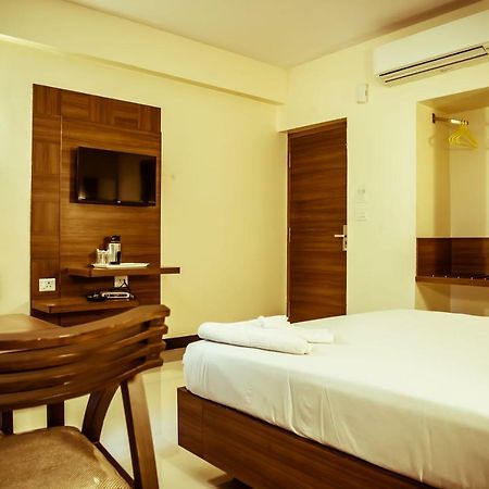 Hotel The Pioneer à Visakhapatnam Extérieur photo