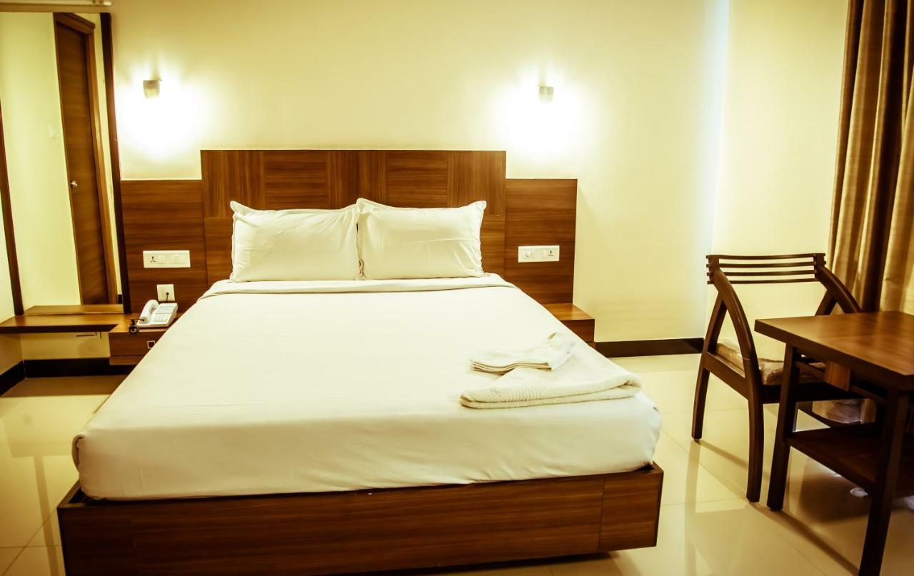 Hotel The Pioneer à Visakhapatnam Extérieur photo